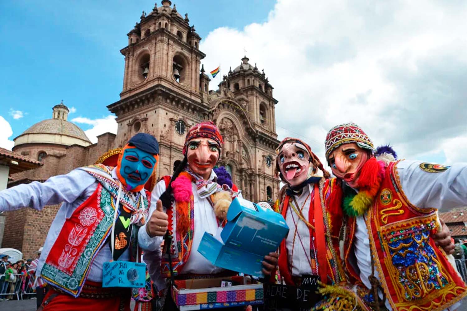 Vive los Carnavales Cusqueños: 5 Razones para Disfrutar con Alegría, Color y Sabor - Mayuwasi